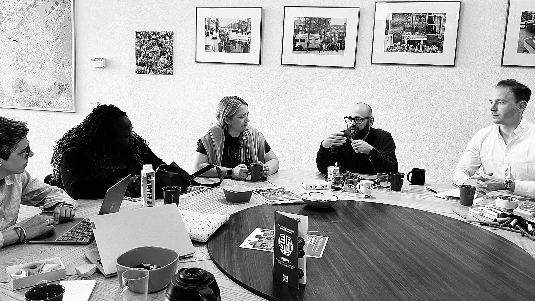 Uczestnicy warsztatu przy wspólnym stole